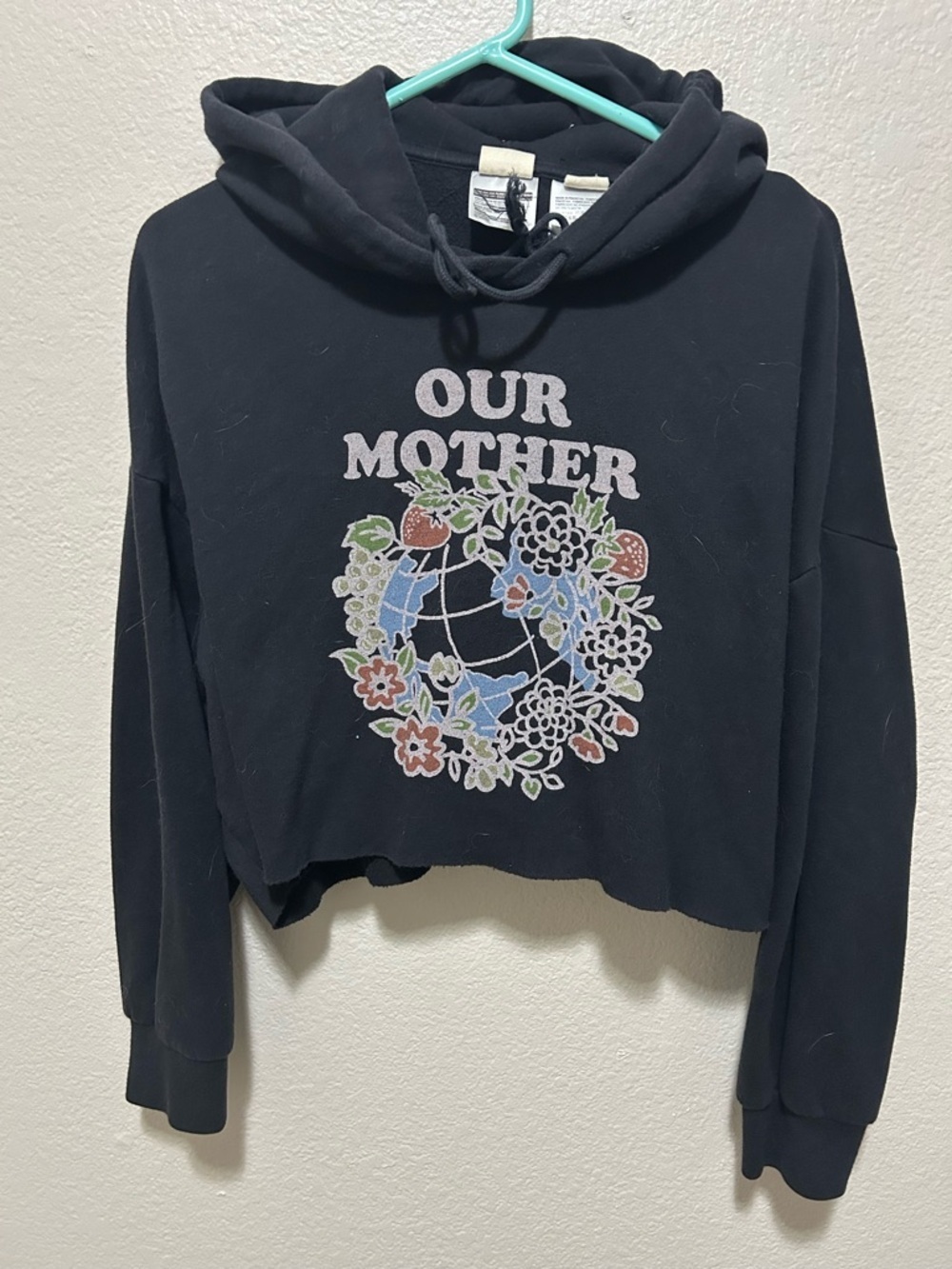 Levi’s Cropped Black “Our Mother” Earth Graphic Hoodie Sweatshirt Size Medium